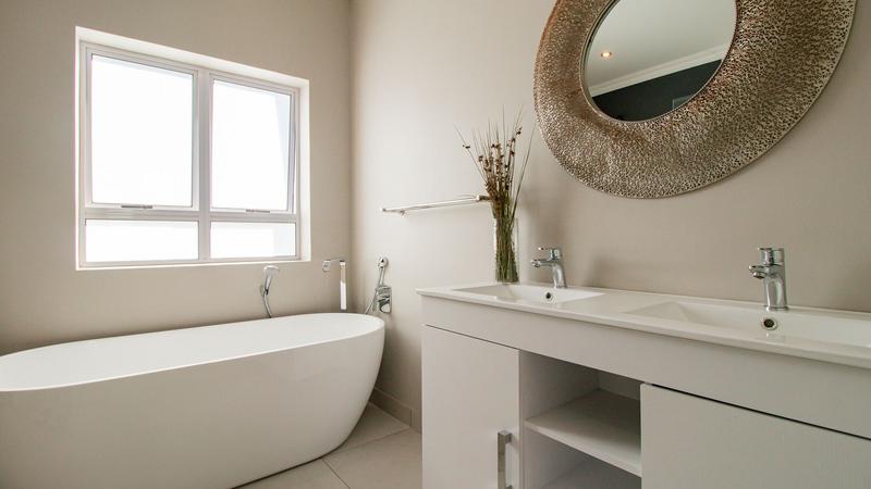 To Let 4 Bedroom Property for Rent in Kingswood Golf Estate Western Cape